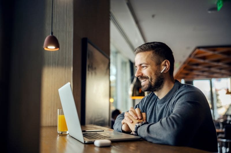 Man at laptop trying to build internal links for his new website
